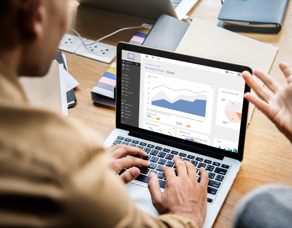 Firmă SEO analizând performanța site-ului pe laptop și grafice de trafic
